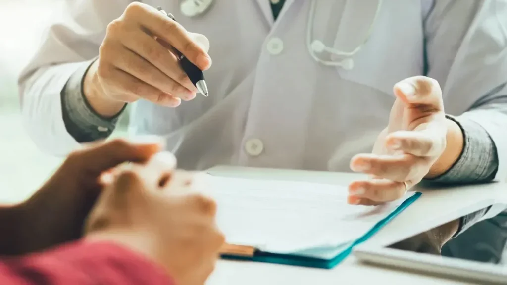 Paciente lendo documentos hospitalares para entender seus direitos após mau atendimento médico.