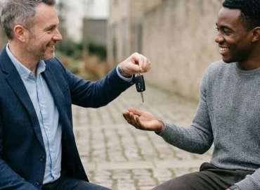 Homem entregando chaves de motocicleta em uma negociação de compra e venda de veículo usado.